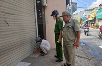 Phát hiện 4 người dán tờ rơi quảng cáo bôi bẩn ở Bình Thạnh, TP.HCM