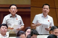 Đại biểu Trần Quốc Tuấn (đoàn Trà Vinh, bên trái) và đại biểu Trịnh Xuân An (đoàn Đồng Nai) phát biểu tại phiên thảo luận chiều 24-6.