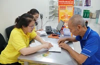 Người dân đang nhận lương hưu, trợ cấp BHXH tại TP.HCM. Ảnh: CTV