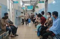 Người dân đến KCB tại BV Bình Dân, TP.HCM. Ảnh: NGUYỄN HIỀN