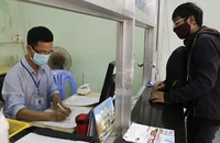 Người dân làm thủ tục hưởng trợ cấp thất nghiệp tại Trung tâm Dịch vụ việc làm TP.HCM. Ảnh: NGUYỆT NHI