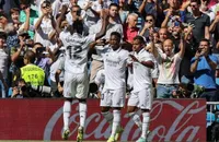 Barcelona áp sát Real Madrid