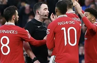 Vượt Arsenal, MU bị phạt nhiều nhất Premier League vì bao vây trọng tài