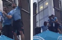 Video Jack Grealish 2 lần suýt rơi khỏi xe buýt khi Man City diễu hành