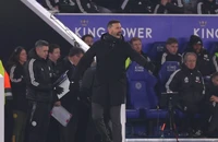 Van Nistelrooy chỉ trích một cầu thủ Leicester City và cuộc cãi vã dữ dội