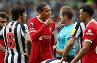 Đội trưởng Liverpool nổi giận với trọng tài bắt chính trận chung kết Carabao Cup