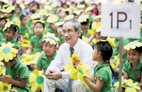 Thầy Nguyễn Xuân Khang nhận nuôi tất cả trẻ em may mắn sống sót ở Làng Nủ
