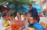Học sinh tiểu học ứng dụng AI thiết kế áo dài