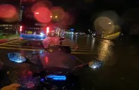 Bức xúc vì tài xế ô tô 7 chỗ tạt nước người đi đường