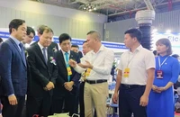 Lãnh đạo Bộ Công Thương và Sở Công Thương TP.HCM tham quan triển lãm