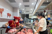 Người dân mua thịt heo ở siêu thị. Ảnh: TÚ UYÊN