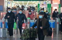 Hành khách đến nhà ga đường sắt ở TP Nam Kinh, tỉnh Giang Tô (Trung Quốc) ngày 16-1. Ảnh: AFP