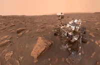 Xe tự hành Curiosity của NASA tại một mẫu khoan ở sao Hỏa. Ảnh: NASA