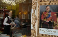 Một quán cà phê ở London treo tấm áp phích chào mừng Lễ đăng cơ của Vua Charles III. Ảnh: CNN