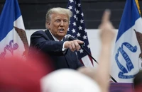 Cựu Tổng thống Donald Trump tại chiến dịch tranh cử ở bang Iowa (Mỹ) ngày 1-6. AP