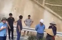 Người dân mang cây ra chặn ngang công trình đường cao tốc Bắc - Nam yêu cầu ‘đưa tiền đền bù’