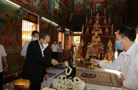 Phó Thủ tướng Trương Hòa Bình thực hiện nghi lễ tắm Phật truyền thống của Phật giáo Nam tông Khmer trong dịp Tết cổ truyền Chôl Chnăm Thmây. Ảnh: VGP/Mạnh Hùng