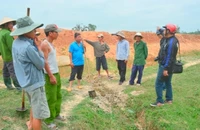 Dân lại chặn xe thi công đường cao tốc