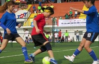 Vui nhộn giải bóng đá nữ công nhân viên chức