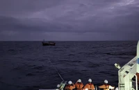 Tàu cá Quảng Ngãi suýt chìm trên vùng biển Hoàng Sa của Việt Nam