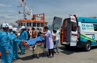 2 tàu cứu nạn cứu sống 2 ngư dân nguy kịch trên biển