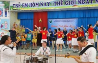 Thủy thủ tàu sân bay Mỹ đàn hát, nhảy múa cùng trẻ mồ côi Đà Nẵng
