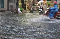 Người dân Đà Nẵng kê đồ đạc 'chạy' lụt