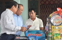 ‘Cùng ngư dân thắp sáng đèn trên biển’ tặng quà cho ngư dân Quảng Bình