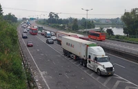 Ô tô nối đuôi nhau về quê, lối ra cao tốc Đà Nẵng - Quảng Ngãi ùn ứ