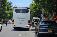 Xe du lịch đón trả khách bát nháo, chiếm lòng đường ở Đà Nẵng