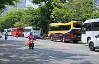 Từ phản ánh của Pháp Luật TP.HCM, TP Đà Nẵng xử phạt nhiều xe du lịch