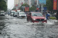 Mưa lớn gây ngập nhiều tuyến đường ở Đà Nẵng, giao thông hỗn loạn