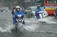 Mưa lớn gây ngập nhiều tuyến đường, Chủ tịch Đà Nẵng chỉ đạo kiểm tra