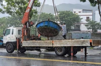 Ngư dân Đà Nẵng đội mưa cẩu thuyền thúng lên bờ tránh bão số 4