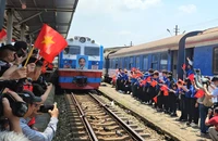 Khoảnh khắc đoàn tàu Thống nhất tiến vào ga Đà Nẵng 