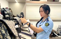 Nhiều cửa hàng có dấu hiệu bán hàng giả, từ chối phục vụ khách Việt