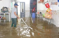 Người dân vùng 'rốn ngập' ở Đà Nẵng trắng đêm chạy lụt do bão số 1