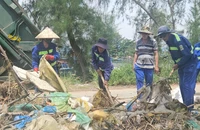Đà Nẵng: Vịnh Mân Quang ngập ngụa trong rác