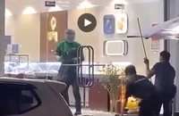 1 người mặc áo grab cướp tiệm vàng tại Đà Nẵng