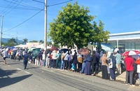 Hàng trăm người dân xếp hàng xuyên đêm nộp hồ sơ mua nhà ở xã hội 