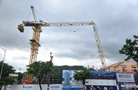 Cần cẩu đang thi công công trình chung cư tại Đà Nẵng bị gãy