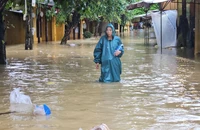 Phố cổ Hội An chìm trong biển nước, ghe thuyền tất bật chở du khách vượt lũ