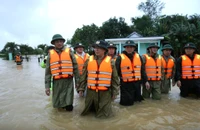 Phó Thủ tướng Trần Hồng Hà thăm hỏi người dân vùng lũ Đà Nẵng
