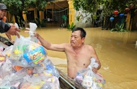 Những người vượt lũ dữ đưa hàng cứu trợ đến người dân bị cô lập 