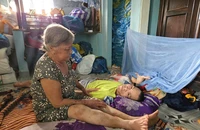 Mẹ ung thư, con bại não và đêm nước lũ kinh hoàng