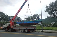 Ngư dân Đà Nẵng lại hối hả cẩu tàu thuyền lên bờ tránh bão số 13