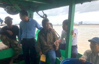 Tàu cá cùng 7 ngư dân trôi dạt trên biển 6 ngày đã về đến Đà Nẵng an toàn