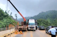Đang lách xe cẩu thì bị xe tải húc đuôi, cao tốc La Sơn – Hòa Liên tắc nghẽn