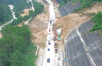 Đào bỏ 100 m đường làm cầu cạn khắc phục sạt lở trên cao tốc La Sơn – Hòa Liên