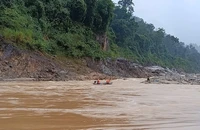 Bơi thuyền ngược dòng lũ chảy xiết cứu 2 người mắc kẹt cả đêm trên sông 